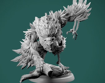 Könnte beinhalten: Detaillierte Graustufen-Skulptur einer Kreatur mit Vogel- und humanoiden Merkmalen. Die Figur hat gefiederte Flügel und einen vogelartigen Kopf mit einem scharfen Schnabel. Sie sitzt auf einem kreisförmigen Sockel, mit einem Ast in das Design integriert.