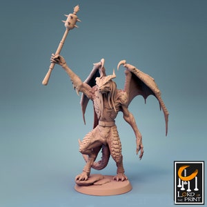 Puede incluir: Una figura en miniatura detallada de una criatura parecida a un dragón con alas, sosteniendo un garrote con púas. La figura está pintada de color marrón claro y está de pie sobre una pequeña base.