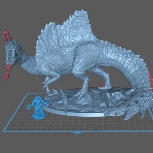 Puede incluir: Un modelo 3D impreso en gris de un dinosaurio Spinosaurus con un hocico largo y una gran vela en la espalda. El dinosaurio est&aacute; de pie sobre una base rocosa con una figura m&aacute;s peque&ntilde;a de un guerrero en primer plano.