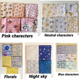 Peut inclure: Un assortiment de carr&eacute;s de tissu avec divers motifs. Les tissus pr&eacute;sentent des motifs floraux, des imprim&eacute;s de personnages et des th&egrave;mes de ciel nocturne. La palette de couleurs varie des roses et bleus aux jaunes et tons neutres. Le texte "Pink characters", "Neutral characters", "Florals", "Night sky", et "Blue characters" est visible.