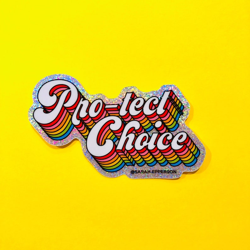 Pu&ograve; includere: Un adesivo arcobaleno con il testo "Protect Choice" in un font retr&ograve;. L'adesivo ha una finitura glitter argentata e il testo "@SARAH_EPPERSON" &egrave; stampato in basso.