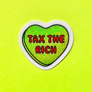 Pode incluir: Um autocolante em forma de cora&ccedil;&atilde;o com o texto "TAX THE RICH" em letras vermelhas com uma contorno preto. O cora&ccedil;&atilde;o tem um interior verde brilhante e uma borda branca, sobre um fundo amarelo-esverdeado brilhante.