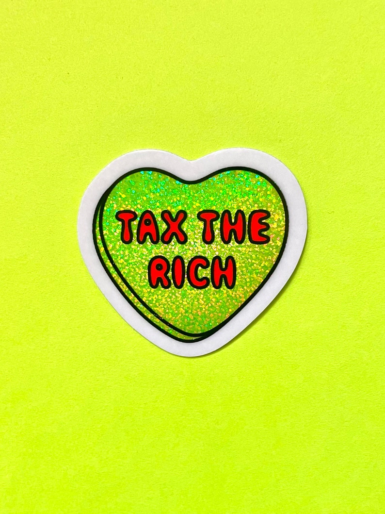 Pode incluir: Um autocolante em forma de cora&ccedil;&atilde;o com o texto "TAX THE RICH" em letras vermelhas com uma contorno preto. O cora&ccedil;&atilde;o tem um interior verde brilhante e uma borda branca, sobre um fundo amarelo-esverdeado brilhante.