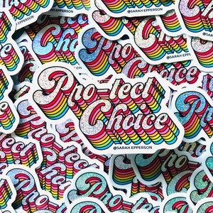 Pu&ograve; includere: Primo piano di un mucchio di adesivi colorati e scintillanti che recitano "Pro-tect Choice" in un font retr&ograve;. Gli adesivi sono arcobaleno e hanno una finitura olografica.