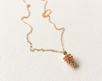 Collar de encanto de pino de oro rosa