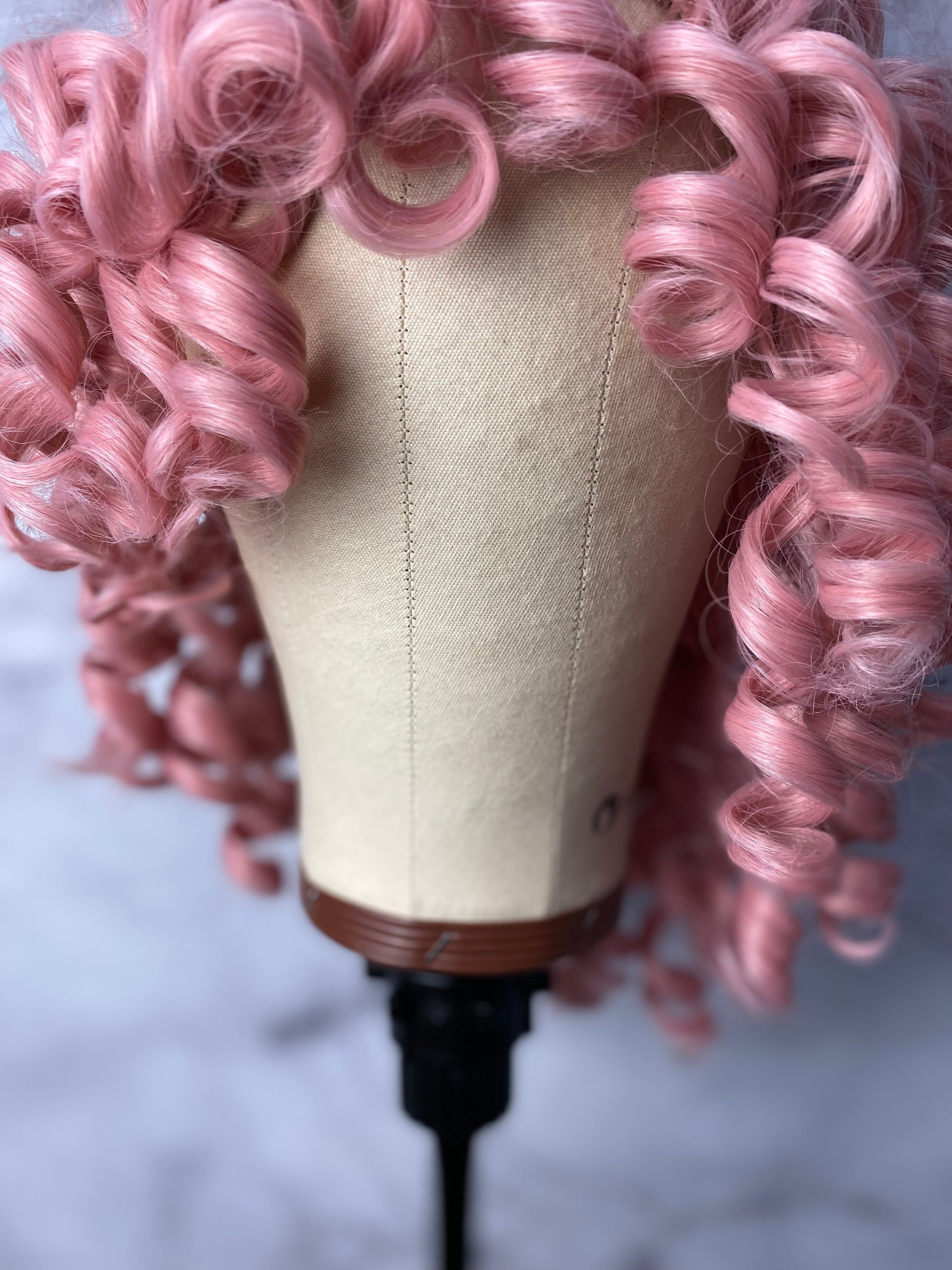 Kurze Bob Perücke, lockige rosa Perücken, rosa Perücke mit Pony, Cosplay  Perücke, Afro lockiges Haar Perücke, rosa Haar Pony, hellrosa Perücke,  Kostüm Perücke