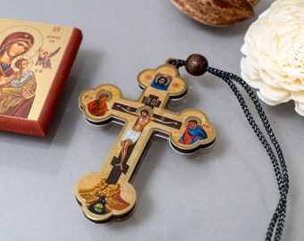 Croix chrétienne en bois avec crucifixion et cordelette pour rétroviseur de voiture.