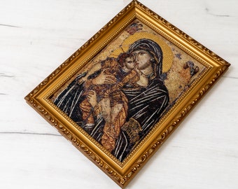 Icono ortodoxo bordado en un marco con la Virgen María, pared de arte colgada en una placa de madera, una idea increíble para un regalo ortodoxo.