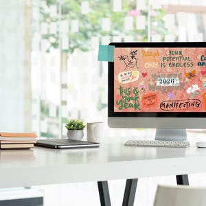 K&ouml;nnte beinhalten: Ein Computerbildschirm zeigt eine Collage mit motivierenden Zitaten, darunter "Dein Potenzial ist grenzenlos" und "Du kannst alles sein." Der Computer steht auf einem wei&szlig;en Schreibtisch mit Tastatur, Maus, Notizb&uuml;chern und einer kleinen Pflanze. Im Hintergrund ist ein helles Fenster.
