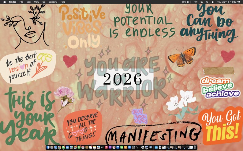 K&ouml;nnte beinhalten: Ein digitaler Hintergrund mit einem pfirsichfarbenen Hintergrund und verschiedenen motivierenden S&auml;tzen und Grafiken. Der Text enth&auml;lt "Positive Vibes Only", "Your Potential is Endless" und "You Can Do Anything". Weitere Elemente sind ein Schmetterling, Herzen und Blumen.