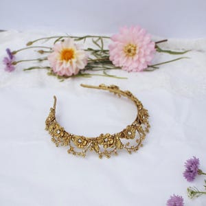 Corona nuziale floreale: tiara di fiori in argilla dorata, stile antico
