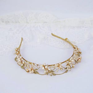 Tiara da sposa floreale dorata: copricapo da sposa con perline