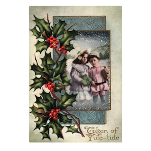 Carte postale de Noël antique ; deux enfants dans la neige, branche de houx, carte en relief Jeton de Noël