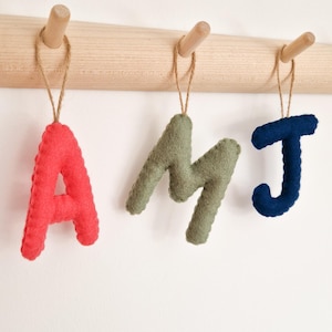 Lettre initiale faite à la main en feutre de laine ornement d'arbre de noël décoration tenture murale signe décoration salle de jeux chambre d'enfant personnalisé