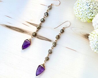 Oorbellen amethist en pyriet, stenen oorbellen bungelen, handgemaakte edelsteenoorbellen goud, oorbellen geboortesteen februari, amethist sieraden