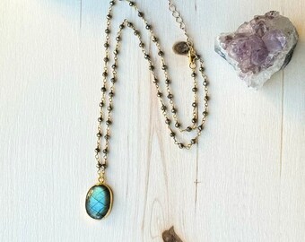 Labradorite Bezel Necklace, Pyrite Beaded Labradorite Statement Necklace, Labradorite Jewelry, Flashing Labradorite Crystal Pendant Necklace