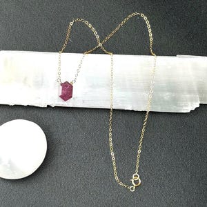 Collier rubis rempli d'or 14 carats : véritable pierre hexagonale, pierre de naissance de juillet