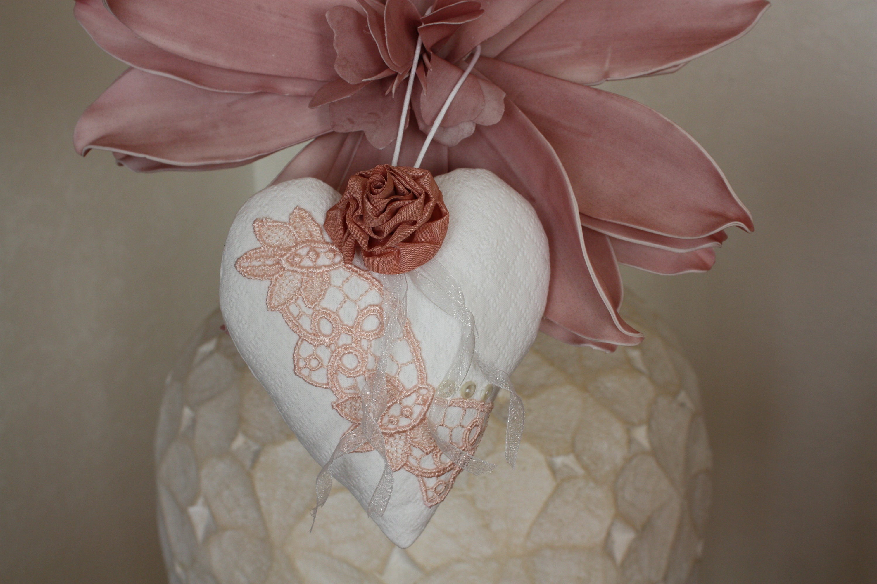 Coeur Shabby à Offrir ou Pour Vous Dans Un Esprit Shabby - Fleur en Tissu et Dentelle