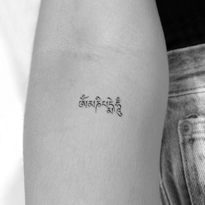 Tatuaggio temporaneo Om Mani Padme Hum Mantra tibetano (set di 3)