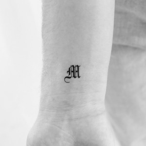 Tatuaggio temporaneo con lettera M gotica (set di 3)