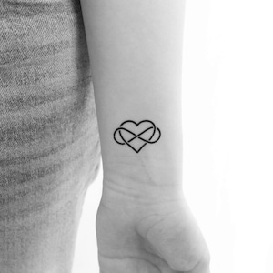 Peut inclure: Un tatouage en forme de symbole d'infini noir avec un cœur au centre.