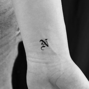 Tatuaje temporal de letra N gótica (juego de 3)