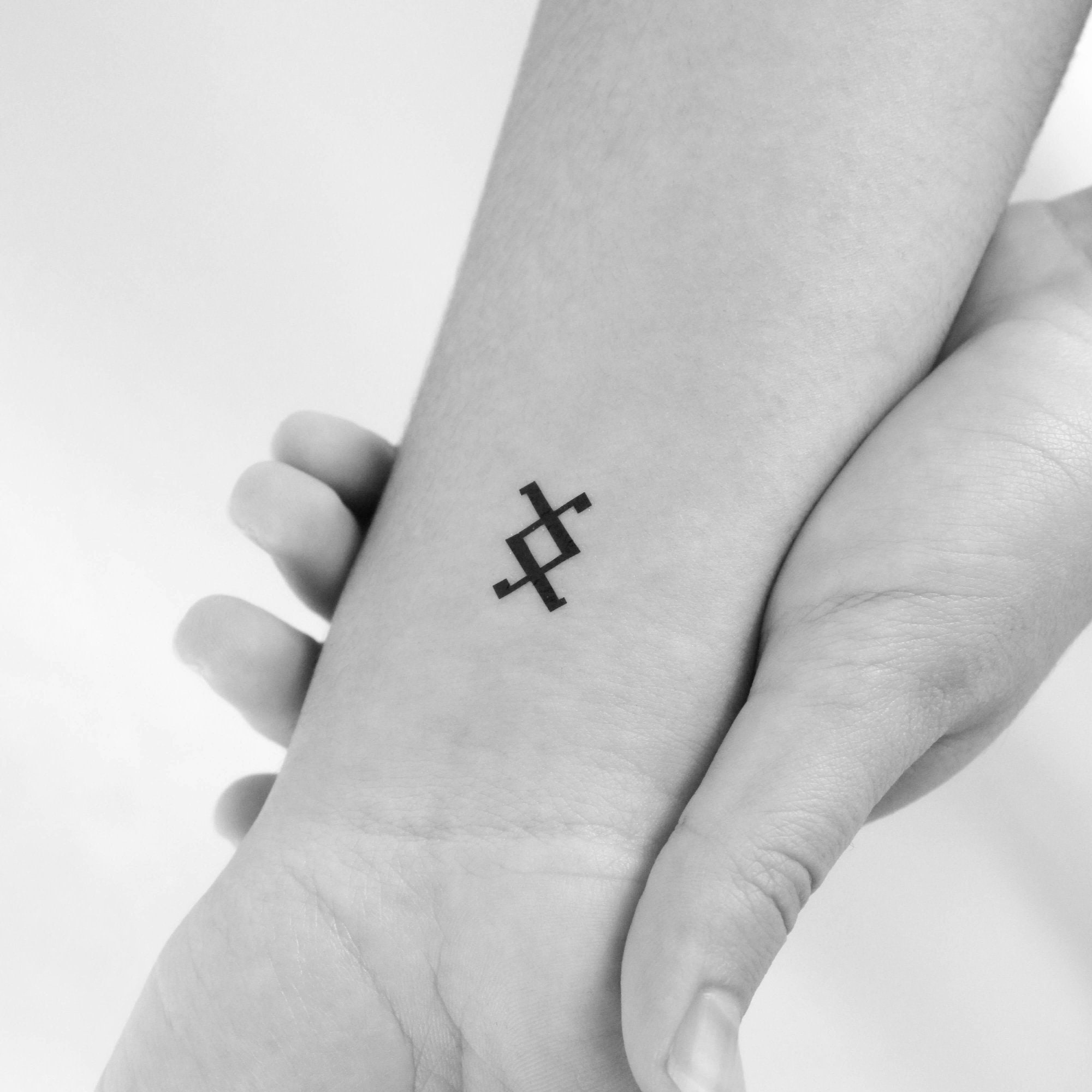 pols tattoo zwarte glyph pictogram. het creëren van mooi werk op het  menselijk lichaam. professionele maken, image size:2000x2000