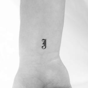 Tatuaggio temporaneo lettera J gotica (set di 3)