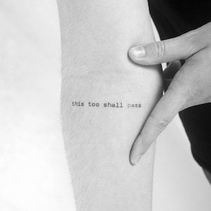 Schreibmaschinenschrift This Too Shall Pass temporäres Tattoo (3er Set)