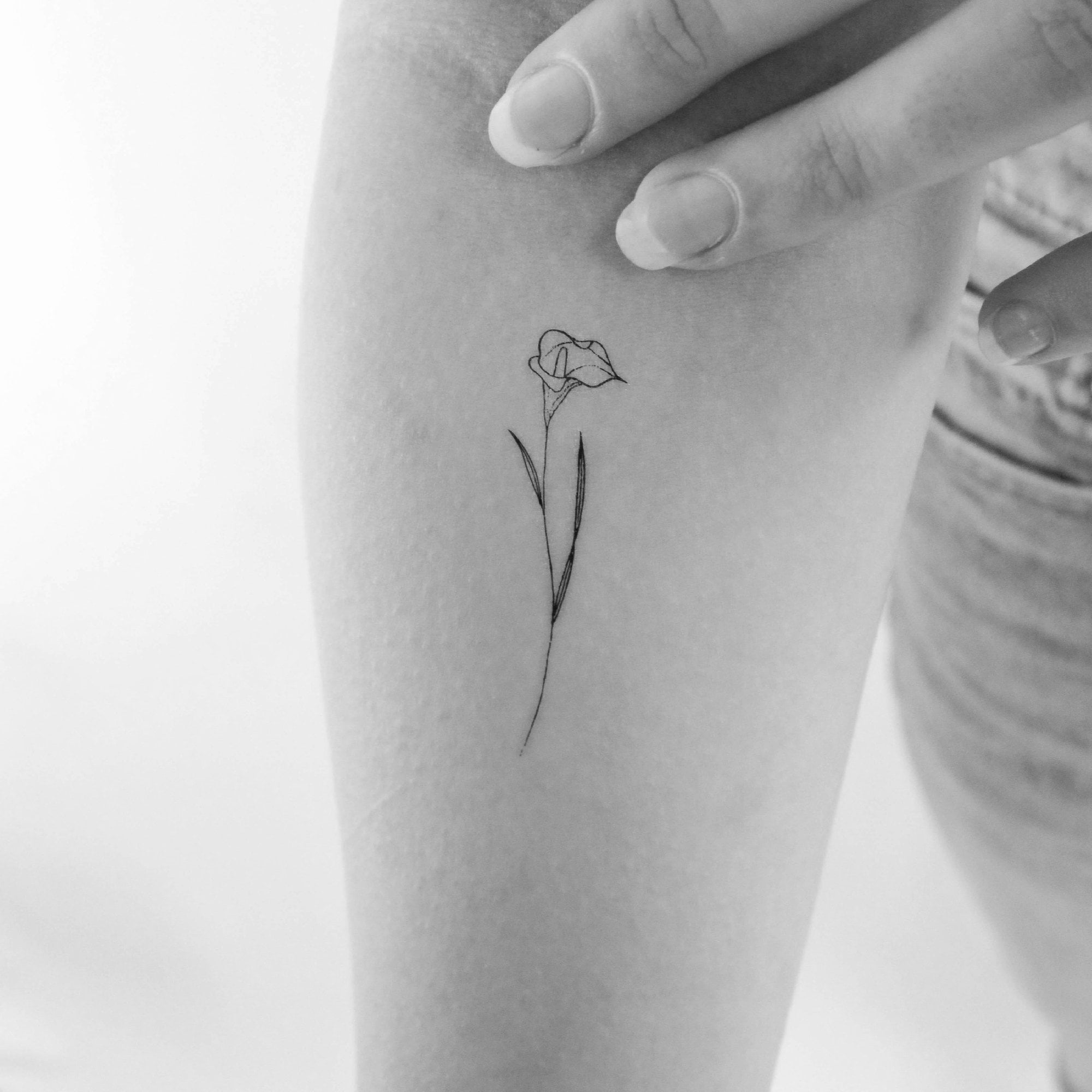Татуировка Inkspiration 💙 - @nandotattooer 💙 ... - #Inkspiration  #nandotattooer #Татуировка | Small lily tattoo, Lily flower tattoos, Lily  tattoo