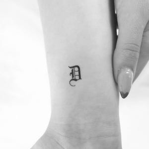Tatuaje temporal de la letra D gótica (juego de 3)