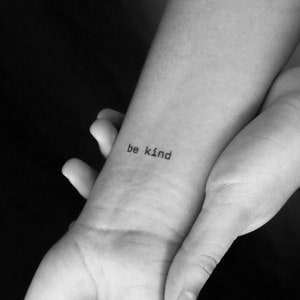 Carattere macchina da scrivere Be Kind tatuaggio temporaneo (set di 3)