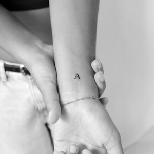 Un tatuaje temporal de letra (juego de 3)