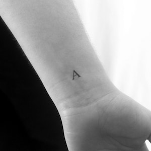 Un tatuaggio temporaneo con lettera (set di 3)