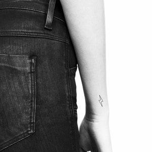 Piccolo tatuaggio temporaneo contorno fulmine (set di 3)