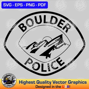 Può includere: Un design grafico circolare in bianco e nero con il testo BOULDER POLICE in lettere maiuscole in grassetto. Il centro contiene una silhouette stilizzata di una catena montuosa. Un riquadro blu in alto mostra il testo SVG - EPS - PNG - PDF.