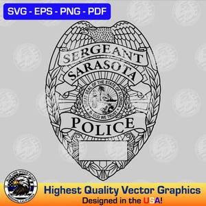 Puede incluir: Un gráfico de arte lineal en blanco y negro de una insignia de sargento de la policía de Sarasota. El escudo presenta un águila en la parte superior, el sello central del estado de Florida y pancartas que dicen SERGEANT, SARASOTA y POLICE.