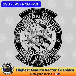 Puede incluir: Gráfico vectorial en blanco y negro de una placa de la policía. La placa presenta un águila, estrellas y el texto "SOUTHERN DISTRICT UNITED STATES MARSHAL WEST VIRGINIA FUGITIVE TASK FORCE". El gráfico también incluye el texto "SVG - EPS - PNG - PDF" y "Highest Quality Vector Graphics Designed in the USA!"