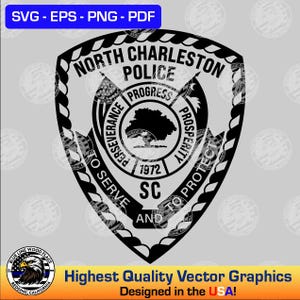 Peut inclure: Un graphique en forme de bouclier noir et blanc représentant l'emblème de la police de North Charleston. Le design inclut le texte North Charleston Police, Perseverance, Progress, Prosperity, 1972, SC, To Serve and To Protect et une icône d'arbre.