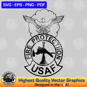 Może przedstawiać: Czarno-biała grafika wektorowa emblematu USAF Fire Protection. Projekt zawiera orła, hełm strażacki oraz napis "FIRE PROTECTION USAF". Obraz zawiera również tekst "SVG - EPS - PNG - PDF" oraz "Highest Quality Vector Graphics Designed in the USA!"