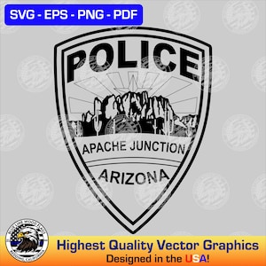 Puede incluir: Gráfico vectorial en blanco y negro de una placa de policía con el texto "POLICE", "APACHE JUNCTION" y "ARIZONA". La placa presenta una silueta de cordillera y el texto "Highest Quality Vector Graphics Designed in the USA!"