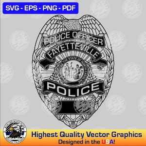 Puede incluir: Diseño de placa de policía en blanco y negro con el texto "POLICE OFFICER FAYETTEVILLE" y "POLICE". La placa incluye un águila en la parte superior y el sello del estado de Carolina del Norte. La imagen también incluye el texto "SVG - EPS - PNG - PDF" y "Highest Quality Vector Graphics Designed in the USA!"