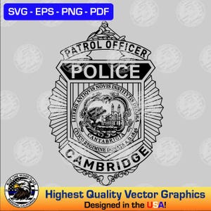 Op de afbeelding: Een zwart-witte grafische illustratie van een politiebadge met de tekst PATROL OFFICER, POLICE en CAMBRIDGE. Het centrale embleem toont een gebouw en Latijnse tekst, omringd door een decoratieve rand met een adelaar-motief aan de bovenkant.