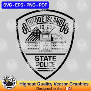 Op de afbeelding: Zwart-wit vectorafbeelding van een Rhode Island State Police-badge. Het ontwerp bevat de staatsnaam, een gebouw, een Amerikaanse vlag en de tekst "STATE POLICE". De afbeelding bevat ook de tekst "SVG - EPS - PNG - PDF" en "Highest Quality Vector Graphics Designed in the USA!"