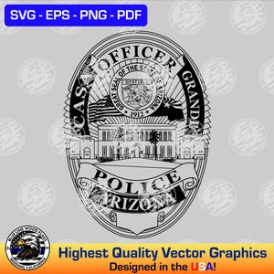 Könnte beinhalten: Eine schwarz-weiße Vektorgrafik eines Polizeibadges mit dem Text "OFFICER GRANDE" und "POLICE ARIZONA" am Rand. Das Abzeichen zeigt ein Gebäude mit einer Palme davor und den Text "GREAT SEAL OF THE STATE OF ARIZONA" und "DITAT DEUS" in einem Kreis.