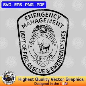 Könnte beinhalten: Schwarz-weiße Vektorgrafik eines Abzeichens für die Feuerwehr-, Rettungs- und Notdienste des Suffolk County. Das Abzeichen enthält den Text "Emergency Management" und "County of Suffolk, New York". Die Grafik enthält auch den Text "Highest Quality Vector Graphics Designed in the USA!"