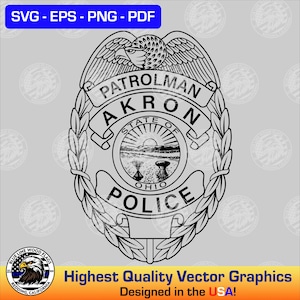 Puede incluir: Gráfico vectorial en blanco y negro de una placa de policía de Akron, Ohio. La placa presenta las palabras "PATROLMAN AKRON POLICE" y "STATE OF OHIO". La imagen también incluye el texto "SVG - EPS - PNG - PDF" y "Highest Quality Vector Graphics Designed in the USA!"