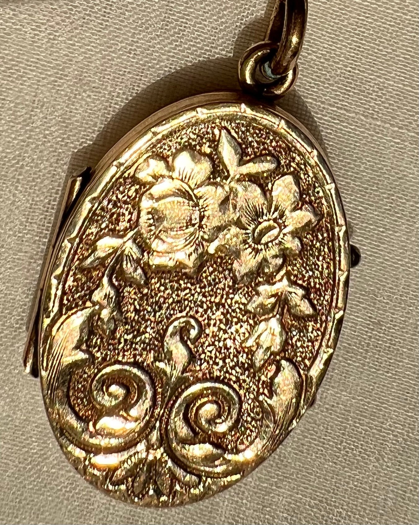 Antique 1898 Victorian Floral Gold-filled Photo Locket