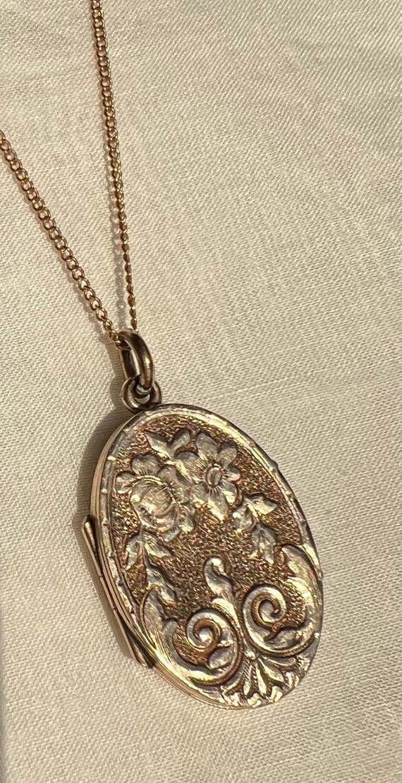 アンティーク 1898 ビクトリア朝の花柄 金張り写真ロケットペンダント 