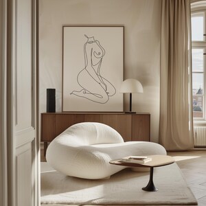 Puede incluir: Una taza de cer&aacute;mica blanca con un asa negra y el texto "But First, Coffee" en negrita negra. La taza se encuentra sobre un fondo borroso, sugiriendo un ambiente acogedor.